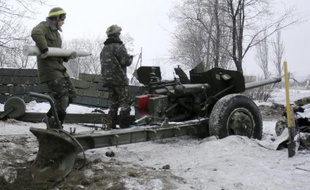 Un soldat ukrainien charge un canon près de l'aéroport de Donetsk le 2 décembre 2014