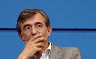 L'ancien ministre Philippe Douste-Blazy a annoncé dimanche son ralliement à François Bayrou (MoDem), dont il avait partagé les combats à l'UDF, se disant déçu par "le tournant droitier du gouvernement" et séduit par "l'indépendance" et "la fidélité" du leader centriste "à ses convictions".