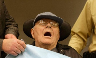 L'ancien criminel de guerre nazi de 89 ans, John Demjanjuk à son arrivée au palais de justice de Munich le premier jour d'audience, Allemagne, le 30 novembre 2009.