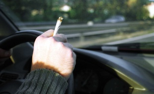 Un automobiliste fume du cannabis. Illustration.
