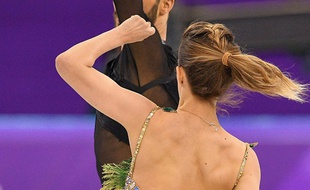 Le costume de Papadakis s'est dégrafé en plein programme court lundi.