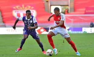 Le Toulousain Dodi Lukebakio tente de s'opposer au Monégasque Kylian Mbappé lors du match de Ligue 1 entre l'ASM et le TFC, le 29 avril 2017 au stade Louis-II de Monaco.
