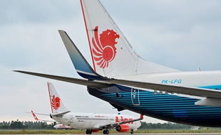 (Illustration)
Cette photo, prise le 3 septembre 2019, montre un avion Lion Air Boeing 737-800 à l'aéroport de Padang, Sumatra Ouest.