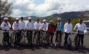 Romain Bardet et Marion Rousse sur la reconnaissance de la 6e étape du Tour de France 2016, en Auvergne, le 10 mai 2016.