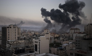 La fumée monte après les frappes aériennes israéliennes sur la ville de Gaza, le mercredi 12 mai 2021.
