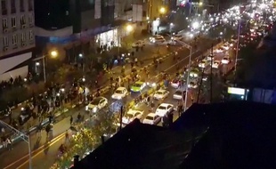 Image capturée d'une vidéo réalisée par une agence de presse iranienne et montrant un groupe d'hommes marchant dans une rue de Téhéran le 30 décembre 2017.