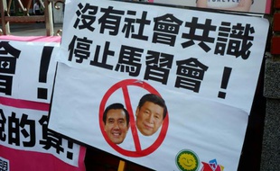Une pancarte contre la rencontre entre le président chinois et taïwanais est brandi lors d'une manifestation à Taipei le 4 novembre 2015
