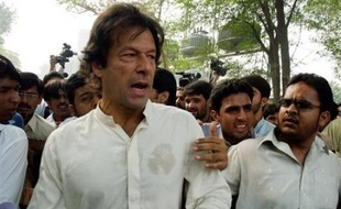 Avec la sortie de clandestinité de l'ex-star du cricket Imran Khan mercredi, suivie de son arrestation spectaculaire, l'opposition se manifeste de plus en plus au Pakistan au lendemain de l'appel de l'ancien Premier ministre Benazir Bhutto, toujours en résidence surveillée, à s'unir contre le président Pervez Musharraf.