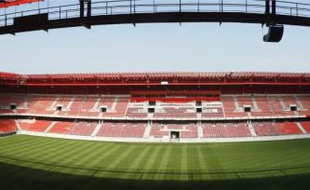 Avec sa façade extérieure recouverte d'écailles en inox et ses vestiaires flambant neufs, le stade du Hainaut est quasiment prêt pour son inauguration.