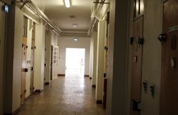 Une femme trans qui attaquait l’État pour privation de soins en prison débo…