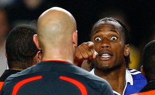 Le joueur de Chelsea Didier Drogba s'en prend à l'arbitre lors de la demi-finale de la Ligue des Champions face à Barcelone, Londres, le 6 mai 2009.