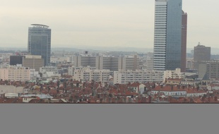 Lyon, le 29 mars 2016. Vue de Lyon et des tours Incity et Oxygène depuis la colline de la Croix-Rousse.