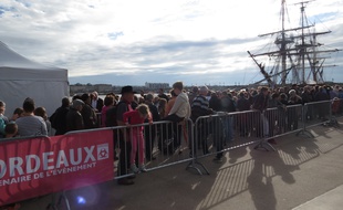Une longue file d'attente sur les quais, pour visiter l' Hermione.