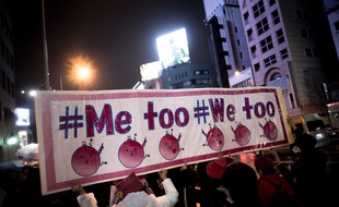 Des manifestantes défilent pour l'égalité hommes-femmes et contre la discrimination et la violence, à Tokyo, le 8 mars 2018.