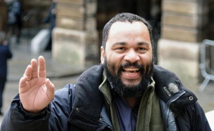 Photo prise le 3 février 2011, de l'humoriste Dieudonné M?bala M?bala arrivant au palais de justice de Paris
