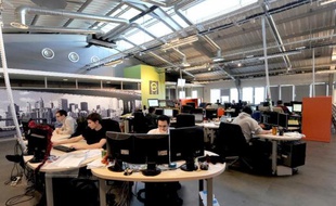 Des employés travaillent, le 7 mars 2011 à Roubaix, dans un bureau technique de l'hébergeur français OVH, en pointe dans les protestations des professionnels du secteur contre la loi sur le renseignement