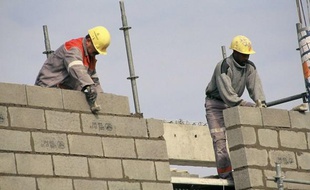 Ouvriers du bâtiment sur un chantier.