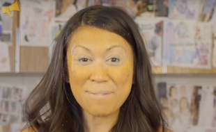 L’actrice Tess Paras n'hésite pas à en remettre une couche.