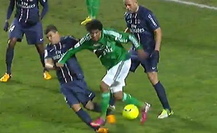 Le Brésilien de Saint-Etienne Brandao marche sur la cheville du parisien Thiago Silva, le 17 mars 2013, à geoffroy-Guichard.