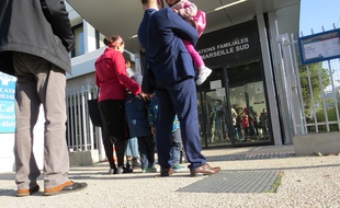 Marseille, file d'attente devant la CAF Desautel.