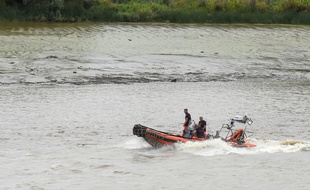 Des pompiers sur la Loire à la recherche de Steve Maia Caniço, le 20 juillet 2019.