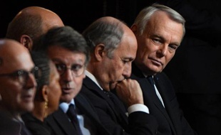 Jean-Marc Ayrault a estimé jeudi à Vienne qu'il revenait au Parlement de "trouver la bonne solution" pour supprimer les départements de la petite couronne autour de Paris, à laquelle il est favorable.