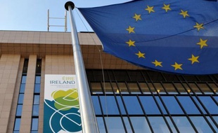 La Commission européenne a exhorté jeudi les pays de l'UE à "se saisir de la question" de l'évasion fiscale, notamment en adoptant une définition commune de ce qu'est un paradis fiscal, et a rappelé que l'évasion fiscale coûtait "plus de 1.000 milliards" d'euros par an à l'Europe.