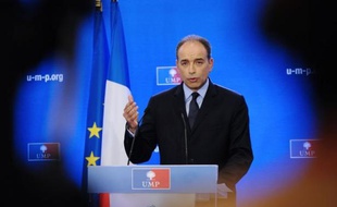 Le secrétaire général de l'UMP, Jean-François Copé, estime que la baisse de popularité enregistrée par François Hollande dans un récent sondage est "un premier avertissement" qui doit conduire le président de la République à renoncer à ses "propositions déraisonnables".