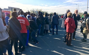 Des migrants en cours d'évacuation de la «jungle» à Calais le 25 octobre