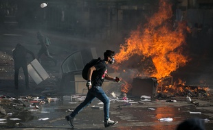 Un manifestant dans les rues de Santiago au Chili, le 25 octobre 2019.