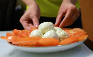 Photo prise le 2 octobre 2015 d'une femme préparant sa mozzarella chez elle, à Moscou