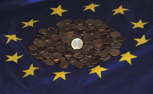 La zone euro a enregistré un excédent de son commerce extérieur de 2,8 milliards d'euros en février, après un déficit de 7,9 milliards en janvier (chiffre révisé), selon les premières estimations publiées lundi par l'office européen de statistiques Eurostat.