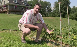 C'est un secret de famille: la recette du vin de tomate a été mise au point un peu par hasard par l'arrière grand-père de Pascal Miche qui commercialise aujourd'hui 34.000 bouteilles par an de cet élixir doré depuis son domaine niché dans le massif de Charlevoix, au Québec.