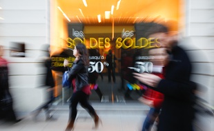 Une rue commerçante, pendant les soldes, en centre-ville de Nantes.