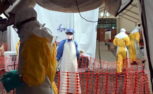 Des personnels de santé au Centre de traitement Ebola de Médecins Sans Frontières à Monrovia, le 18 octobre 2014 au Liberia
