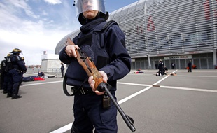 Un policier lors d'un exercice de sécurité au Stade Pierre-Mauroy, à Lille, le 21 avril 2016.