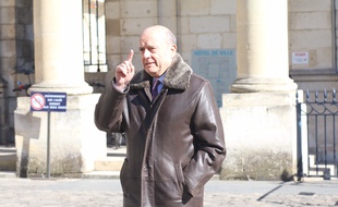Alain Juppé, ce lundi lors de son arrivée à l'Hôtel de Ville de Bordeaux.