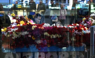 Reflet dans une vitre de l'aéroport international de Pulkovo, à Saint-Pétersbourg, où un mémorial improvisé a été installé en hommage aux victimes du crash aérien dans le Sinaï égyptien, le 3 novembre 2015