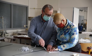 Tout le monde se met à fabriquer des masques.