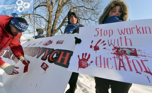 Des opposants ukrainiens ont déposé des faux billets de banque tachés de rouge lundi à Kiev devant les bureaux de la Deutsche Bank, accusant cette dernière d'accueillir des fonds provenant de proches, corompus selon eux, du président Viktor Ianoukovitch.