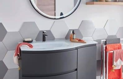 Envie d’une salle de bains design sans vous ruiner ? Ce miroir LED noir rond de 80 cm est à 105 € chez Castorama