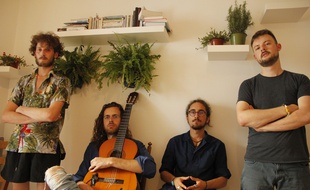 Damian Myna (avec la guitare) et son groupe de musique, TransVersal.
