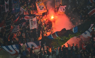 Les ultras parisiens ont multiplié les fumigènes en début de match, samedi dans le virage nord du Parc OL.