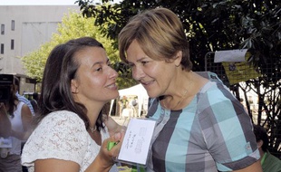 La secrétaire nationale d'Europe écologie-Les Verts Cécile Duflot en compagnie de la maire de Montreuil Dominique Voynet, aux journées d'été du parti écologiste, à Clermont-Ferrand, le 19 août 2011.