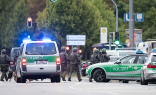 Des policiers allemands aux abords du centre commercial où a eu lieu la fusillade de Munich