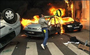 Le Premier ministre a entrouvert la porte d'une sortie de crise du CPE en invitant les confédérations syndicales à Matignon vendredi, et les organisations étudiantes la semaine prochaine, alors que la journée de mobilisation des jeunes a été marquée par de nombreux incidents.