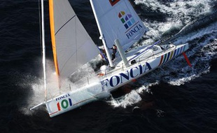 Michel Desjoyaux, sur «Foncia», est en tête des monocoques sur la Transat Jacques-Vabre.