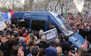 Car de police applaudi lors de la manifestation parisienne de soutien à Charlie Hebdo le 11 janvier 2015.