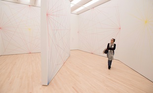 Une femme regarde une œuvre baptisée "Wall Drawings 273", de Sol LeWitt, au musée d'art moderne de San Francisco.