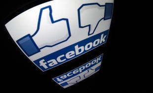 Logo de Facebook photographié sur une tablette, le 4 décembre 2012 à Paris
